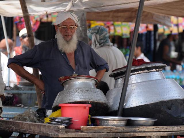 Biryani sellers in Mewat have stopped selling beef biryani and switched to chicken after authorities started collecting biryani samples to check for beef. However, there are a few takers for chicken biryani.(Parveen Kumar/HT Photo)