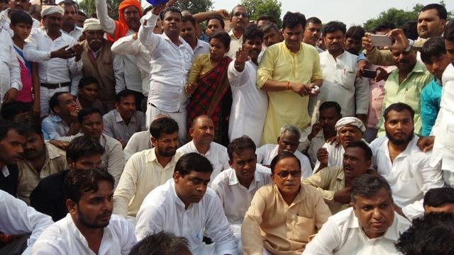 Apna Dal leaders staging a sit-in near Raniganj powerhouse in Pratapgarh on Sunday. (HT Photo)