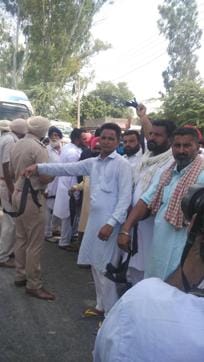 Congress supporters showing black flags to Kejriwal in Moga. (Ravi Kumar/HT Photo) Congress supporters showing black flags to Kejriwal in Moga. (Ravi Kumar/HT Photo)