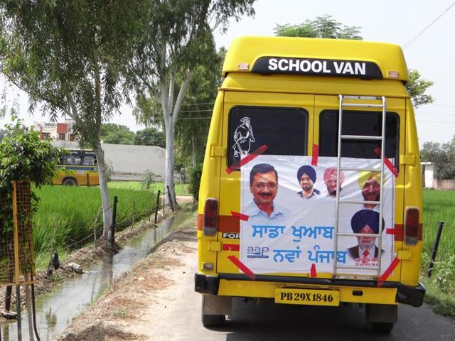 School buses ferrying AAP crowd to AAP rally.(Parampreet Singh Narula/HT Photo)