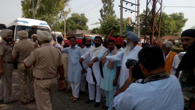 Congress workers protesting on Ludhiana-Moga highway. (Ravi Kumar/HT Photo) Congress workers protesting on Ludhiana-Moga highway. (Ravi Kumar/HT Photo)