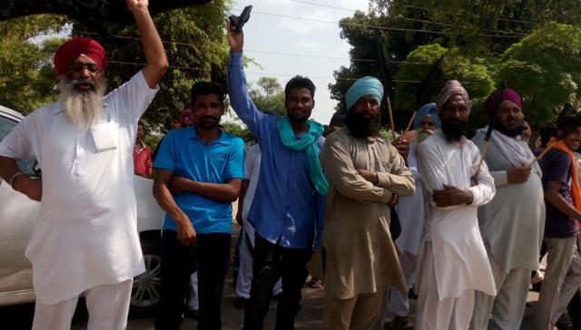 A third set of protesters against AAP in Moga. (Ravi Kumar/HT Photo) A third set of protesters against AAP in Moga. (Ravi Kumar/HT Photo)