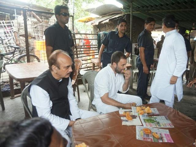 Rahul Gandhi at the tea stall in Mau(HT photo)