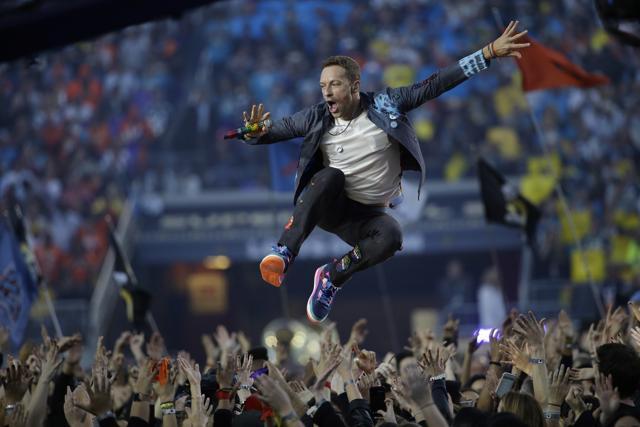 (File photo) Coldplay singer Chris Martin performs during halftime of the NFL Super Bowl 50 football game in Santa Clara, California on August 19, 2016. (AP) (File photo) Coldplay singer Chris Martin performs during halftime of the NFL Super Bowl 50 football game in Santa Clara, California on August 19, 2016. (AP)