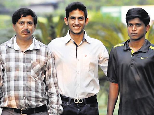(From left) Coach Satyanarayana, The Shri Ram school student Arhan Bagati, and Paralympics gold winner Mariyappan.(HT Photo) (From left) Coach Satyanarayana, The Shri Ram school student Arhan Bagati, and Paralympics gold winner Mariyappan.(HT Photo)