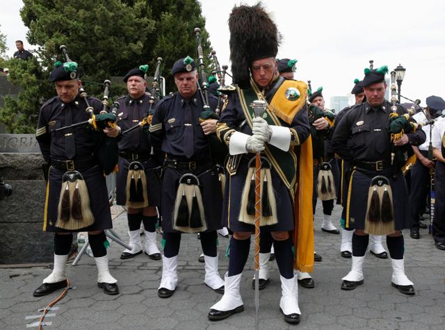 Members of the New York police department's (NYPD) Emerald Society Pipe & Drum Band hold a moment of silence to mark the 15th anniversary of the 9/11 attacks in New York City on September 9, 2016. (REUTERS)