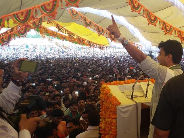 Senior Congress leaderJyotiraditya Scindia addresses a rally in Datia. (HT Photo) Senior Congress leaderJyotiraditya Scindia addresses a rally in Datia. (HT Photo)