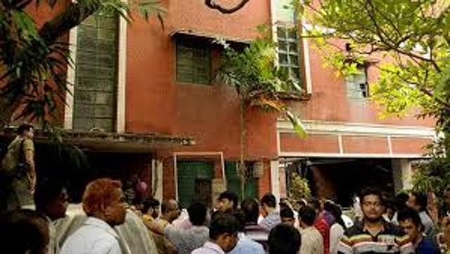 The house on Robinson Street in South Kolkata where Partha Dey lived for six months with the skeleton of his sister and two pet dogs. (HT Photo) The house on Robinson Street in South Kolkata where Partha Dey lived for six months with the skeleton of his sister and two pet dogs. (HT Photo)