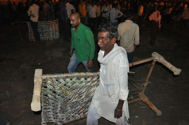 Locals leave a Congress rally with ‘khats’, stringed wooden cots, after Rahul Gandhi’s address in Bhadsar, Ghazipur, Uttar Pradesh on September 11. (Rajesh Kumar/HT Photos) Locals leave a Congress rally with ‘khats’, stringed wooden cots, after Rahul Gandhi’s address in Bhadsar, Ghazipur, Uttar Pradesh on September 11. (Rajesh Kumar/HT Photos)