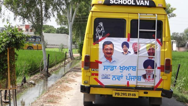 School buses ferrying AAP crowd to AAP rally. (Parampreet Singh Narula/HT) School buses ferrying AAP crowd to AAP rally. (Parampreet Singh Narula/HT)