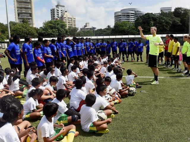 Premier League Coach, Jeremy Weeks during the closing ceremony of Premier Skills training.(PTI Photo) Premier League Coach, Jeremy Weeks during the closing ceremony of Premier Skills training.(PTI Photo)