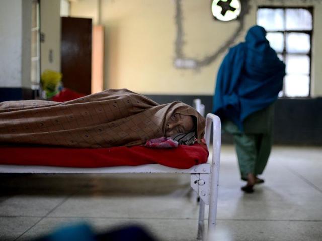 No respite in the number of viral fever patients in the district as the district hospital's OPD sees more than 3,500 suspected patients a day, in Noida. (Burhaan Kinu/HT Photo) No respite in the number of viral fever patients in the district as the district hospital's OPD sees more than 3,500 suspected patients a day, in Noida. (Burhaan Kinu/HT Photo)