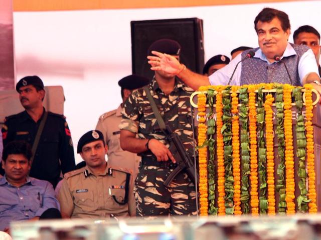 Union transport minister Nitin Gadkari addresses a gathering after laying the foundation stone of three underpasses on the Gurgaon Expressway on Sunday.(Rahul Grover/HT Photo) Union transport minister Nitin Gadkari addresses a gathering after laying the foundation stone of three underpasses on the Gurgaon Expressway on Sunday.(Rahul Grover/HT Photo)