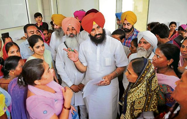 Independent MLAs Simarjeet and Balwinder Bains meeting people at their office in Ludhiana. (Gurminder Singh/HT) Independent MLAs Simarjeet and Balwinder Bains meeting people at their office in Ludhiana. (Gurminder Singh/HT)
