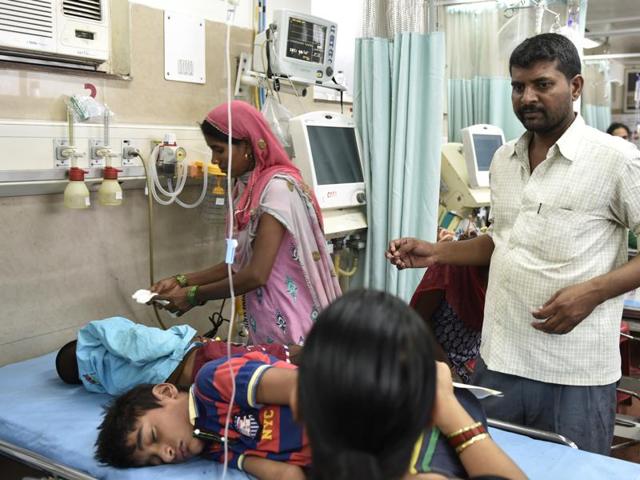 Dengue and chikungunya patients at paediatric ward in AIIMS hospital in Delhi.(Saumya Khandelwal/HT PHOTO)