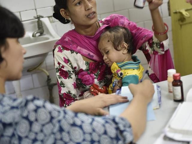 The Fever Clinic in Safdarjung Hospital attends to patients including those of dengue and chikungunya in New Delhi.(Saumya Khandelwal/HT Photo)