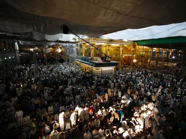 Shia Muslim pilgrims pray at the shrine of Imam Abbas on Arafah day, in the holy Iraqi city of Karbala, Baghdad. Barred from Mecca amid an escalating spat between Tehran and Saudi Arabia, masses of Iranian Shia faithful have converged in Karbala for an alternative pilgrimage. (AFP Photo)