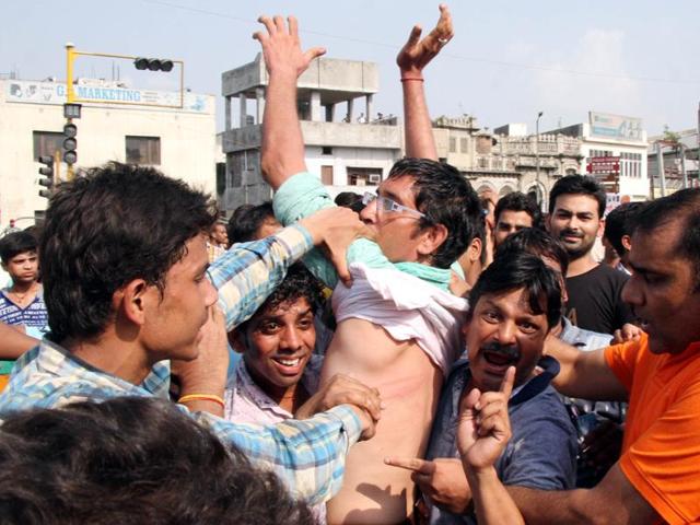 Protesters showing their bruises as they were cane charged by cops in an attempt to disperse the crowd. (JS Grewal/HT Photo)