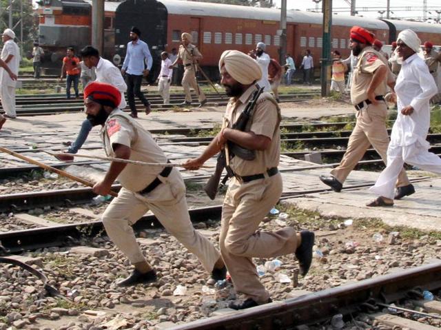 Cops cane charging the protesters in Ludhiana on Monday. (JS Grewal/HT Photo)
