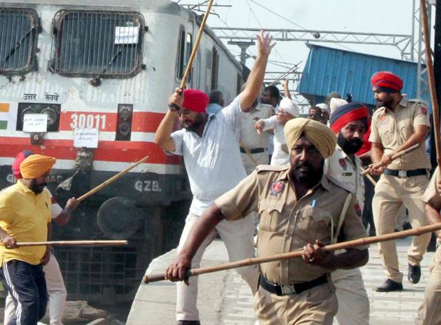 Two policemen were hurt as the protesters took to stone-pelting. (JS Grewal/HT Photo)