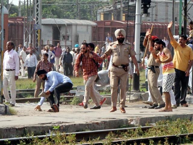 Protesters pelted stones at the cops at Ludhiana railway station on Monday. (JS Grewal/HT Photo)