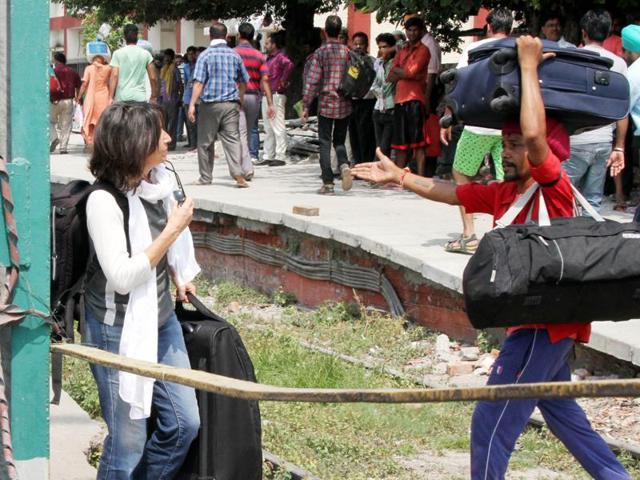 The protesters also alleged that the police did not turn up at Sutlej River for their help, otherwise the lives of their kin could have been saved. (JS Grewal/HT Photo )