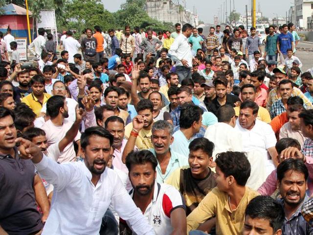 Relatives of four youngsters, who drowned in river Sutlej on Sunday, with several others protesting at Jagraon Bridge in Ludhiana on Monday. (JS Grewal/HT Photo)