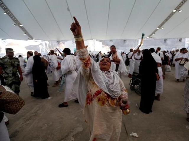Muslim pilgrims cast stones at pillars during the annual Haj pilgrimage on the first day of Eid al-Adha in Mina, near the holy city of Mecca, Saudi Arabia. (Reuters Photo)