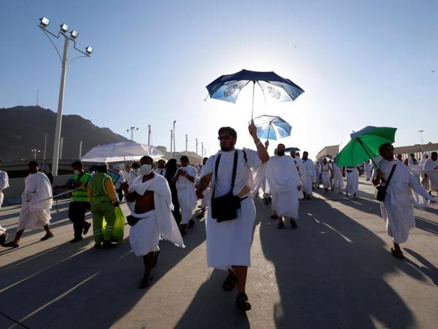 Pilgrims walk during the haj pilgrimage, in Mina. (Reuters Photo)