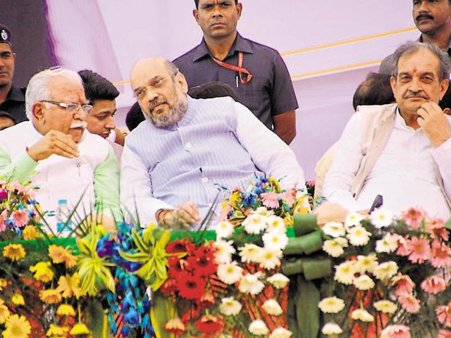 Haryana chief minister Manohar Lal Khattar, BJP president Amit Shah and Union minister Birender Singh at a rally in Jind on Sunday.(Manoj Dhaka/HT Photo) Haryana chief minister Manohar Lal Khattar, BJP president Amit Shah and Union minister Birender Singh at a rally in Jind on Sunday.(Manoj Dhaka/HT Photo)