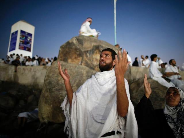 Muslim pilgrims join one of the haj rituals on Mount Arafat, near Mecca. (AFP Photo)