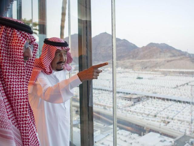 A handout picture provided by the Saudi Royal Palace shows Saudi King Salman bin Abdulaziz (right) looking at temporary accommodation to visiting pilgrims in Mina, near the holy city of Mecca. (AFP Photo)