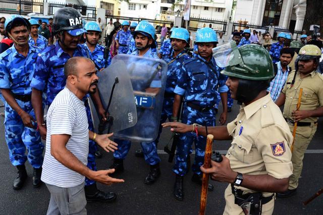 RAF and police personnel controlling the protesters during their protest against Tamil Nadu Govt and Supreme Court verdict on Cauvery river water. (Kashif Masood / HT Photo ) RAF and police personnel controlling the protesters during their protest against Tamil Nadu Govt and Supreme Court verdict on Cauvery river water. (Kashif Masood / HT Photo )
