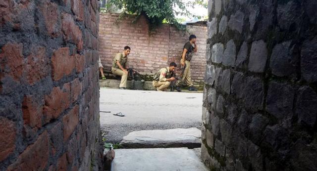 Special Operation Group (SoG) of Jammu and Kashmir Police personnel take positions near a building where terrorists were hiding during an encounter in Poonch, Jammu. (HT Photo) Special Operation Group (SoG) of Jammu and Kashmir Police personnel take positions near a building where terrorists were hiding during an encounter in Poonch, Jammu. (HT Photo)