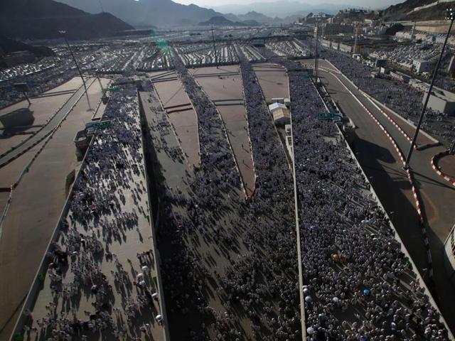 Muslim pilgrims arrive to throw pebbles at pillars during the "Jamarat" ritual, the stoning of Satan, in Mina, near the holy city of Mecca. (AFP Photo)