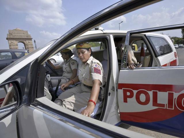 Currently, there are 20 women police personnel who have been trained for the job and plans are afoot to train more. As of now, they will work in one shift -- 9 am to 5pm, Delhi Police officials said. (Arun Sharma/HT Photo)