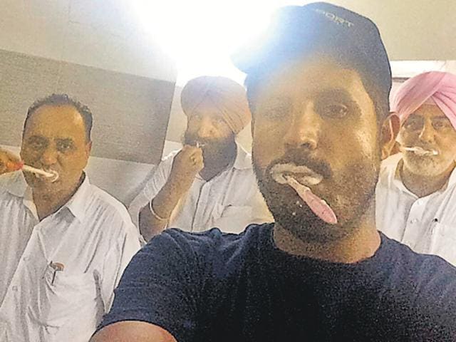 From left: Congress MLAs Tarlochan Singh Soondh, Sukhjinder Randhawa, Amrinder Singh ‘Raja’ Warring and Randeep Singh brushing their teeth in the assembly washroom on Tuesday morning after an overnight stay by the party’s legislators in a protest at the Punjab Vidhan Sabha.(Photo: Raja Warring on Facebook) From left: Congress MLAs Tarlochan Singh Soondh, Sukhjinder Randhawa, Amrinder Singh ‘Raja’ Warring and Randeep Singh brushing their teeth in the assembly washroom on Tuesday morning after an overnight stay by the party’s legislators in a protest at the Punjab Vidhan Sabha.(Photo: Raja Warring on Facebook)