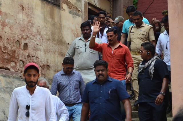 Akshay Kumar waiving to his fans. (Adarsh Gupta/HT Photo)