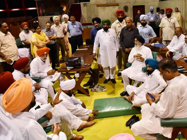 Badal meeting the protesting Congress MLAs on Tuesday, requesting them to vacate the hall. (Chitleen K Sethi/HT Photo) Badal meeting the protesting Congress MLAs on Tuesday, requesting them to vacate the hall. (Chitleen K Sethi/HT Photo)