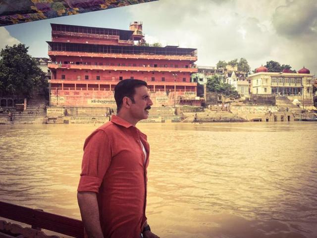 Akshay Kumar took a long boat ride on river Ganga on Tuesday.(Adarsh Gupta/HT Photo)