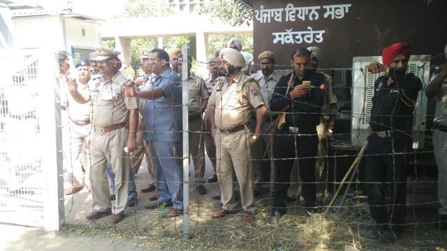 Security personnel at the Punjab Vidhan Sabha gate on Tuesday. (Ravi Kumar/HT Photo) Security personnel at the Punjab Vidhan Sabha gate on Tuesday. (Ravi Kumar/HT Photo)