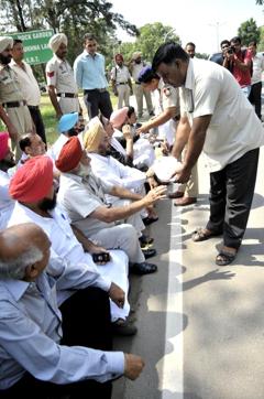 UT police feed the Congress MLAs protesting on the road to Vishan Sabha. (Ravi Kumar/HT Photo) UT police feed the Congress MLAs protesting on the road to Vishan Sabha. (Ravi Kumar/HT Photo)