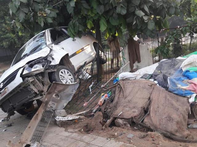 Two teens had a narrow escape in Gurgaon when a tree outside their small shop stopped a speeding car from mowing them down after an accident took place on Tuesday morning. (Leena Dhankhar/HT Photo) Two teens had a narrow escape in Gurgaon when a tree outside their small shop stopped a speeding car from mowing them down after an accident took place on Tuesday morning. (Leena Dhankhar/HT Photo)