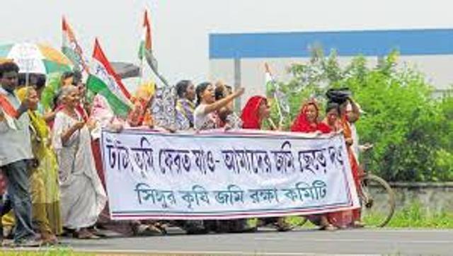 File picture of an agitation in Singur demanding the return of land. The change in the ground realities of Singur came after numerous agitations like this one. (HT Photo) File picture of an agitation in Singur demanding the return of land. The change in the ground realities of Singur came after numerous agitations like this one. (HT Photo)