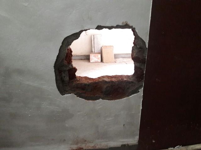 The hole the thieves had drilled to enter the jewellery store. (Surendra Negi/HT) The hole the thieves had drilled to enter the jewellery store. (Surendra Negi/HT)