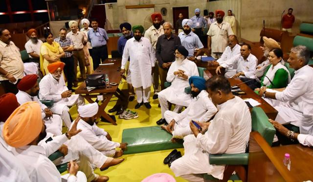 DHARNA SITE: CM Parkash Singh Badal in a meeting with protesting Congress MLAs inside the assembly on Tuesday. His requests to end the overnight dharna did not lead to a breakthrough. (HT Photo/DPR) DHARNA SITE: CM Parkash Singh Badal in a meeting with protesting Congress MLAs inside the assembly on Tuesday. His requests to end the overnight dharna did not lead to a breakthrough. (HT Photo/DPR)