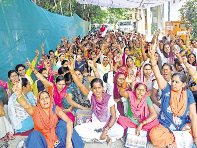 Contractual health staff have been demanding minimum wages, job security and allotment of government jobs. (HT Photo) Contractual health staff have been demanding minimum wages, job security and allotment of government jobs. (HT Photo)