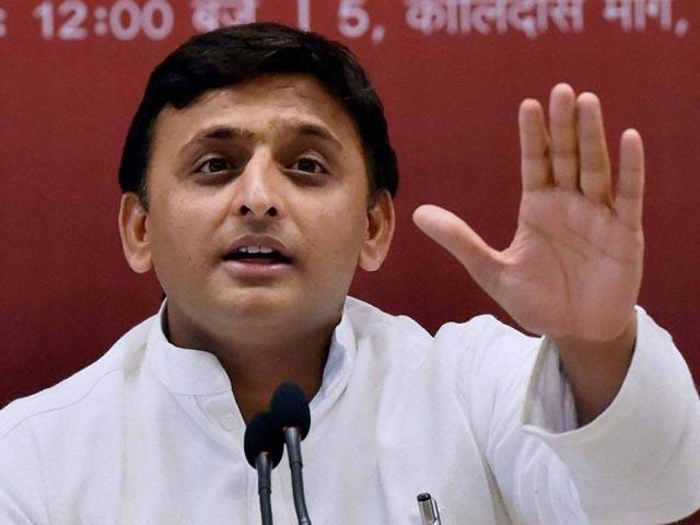 UP chief minister Akhilesh Yadav removed chief secretary Deepak Singhal and replaced him with principal secretary (finance) Rahul Bhatnagar on Sep 13, 2016.(PTI File Photo)