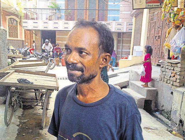 Chotelal had to had to spend the night with the body of his wife on road. Chotelal had to had to spend the night with the body of his wife on road.