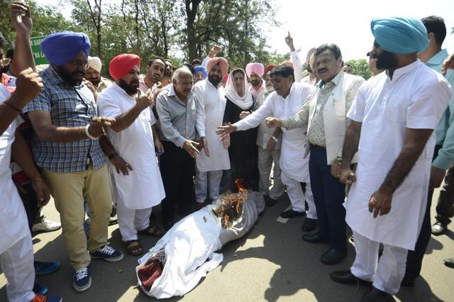 DEAD SURE: Former CM Rajinder Kaur Bhattal and other Congress MLAs protesting outside the House burn the effigy of Punjab’s SAD-BJP government near the assembly complex in Chandigarh on Tuesday. (Ravi Kumar/HT Photo) DEAD SURE: Former CM Rajinder Kaur Bhattal and other Congress MLAs protesting outside the House burn the effigy of Punjab’s SAD-BJP government near the assembly complex in Chandigarh on Tuesday. (Ravi Kumar/HT Photo)